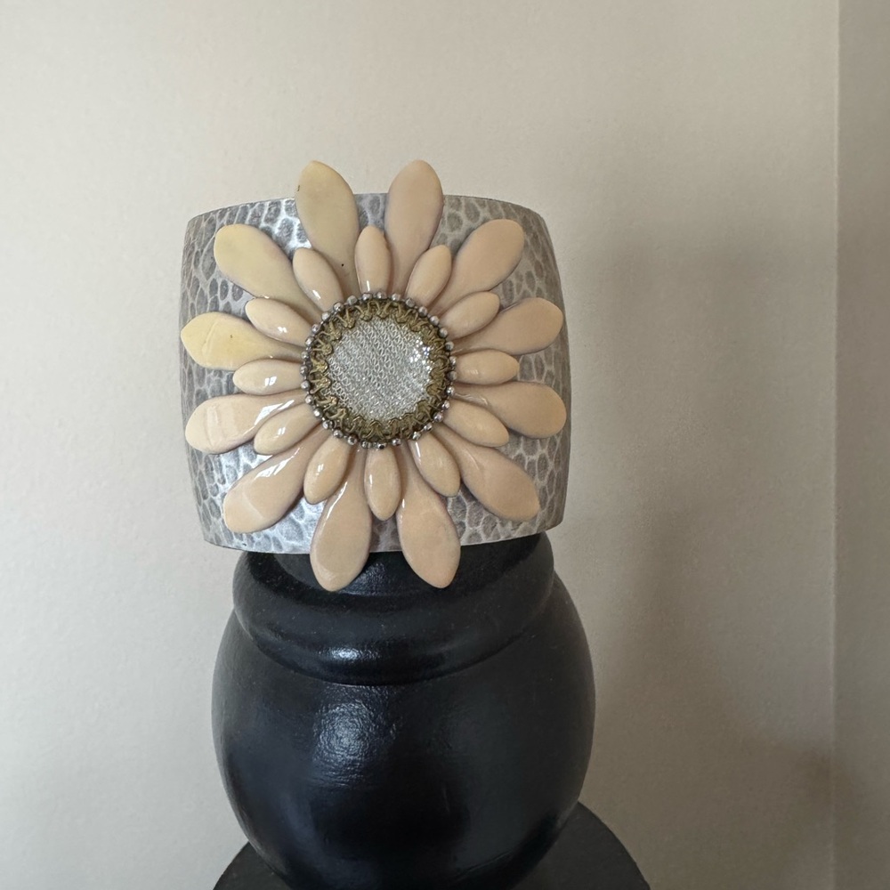 🌸Cream Flower Cuff Bracelet